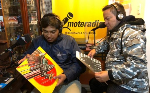 Johnny Guambaña y Antonio Bermeo durante la transmisión de uno de los programas de “Mote y Vinilo”. Cortesía.